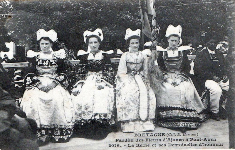 Carte postale ancienne Pardon Des Fleurs D'Ajoncs A Pont Aven La Reine Et Ses Demoiselles (GROS à Pont-Aven