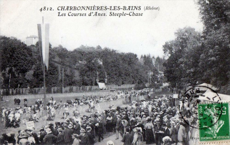 Carte postale ancienne Charbonnieres Les Bains Les Courses D'Anes Steeple Chase  (cpa animée) à Cours