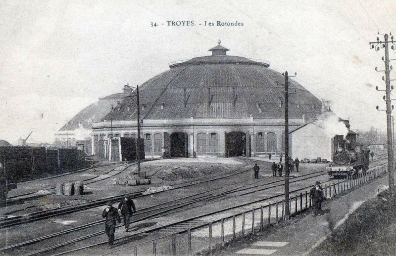 Carte postale ancienne Troyes les Rotondes (avec le train en marche à Troyes