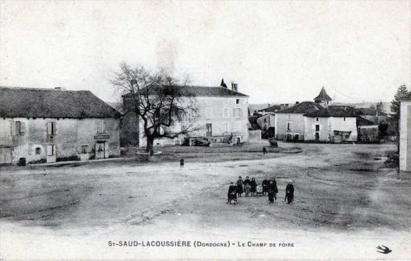 Carte postale ancienne Saint Saud Lacoussiere Le Champ De Foire (cpa animée