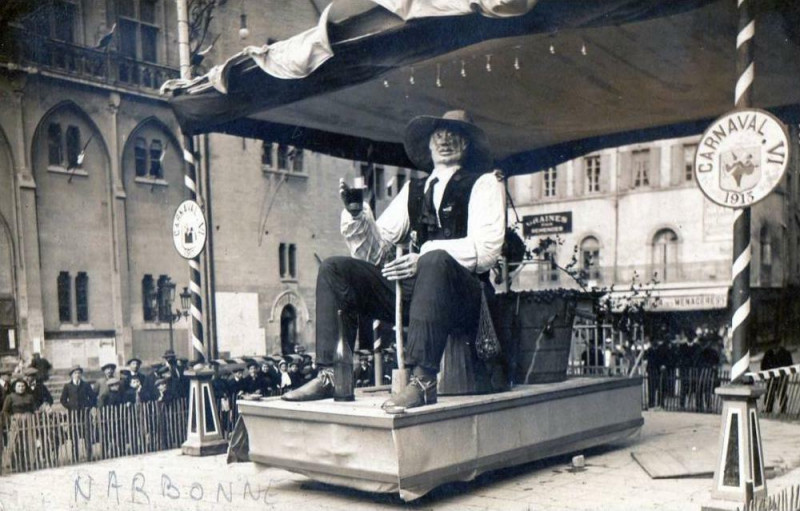 Carte postale ancienne Narbonne Carte Photo De Carnaval Vi Annee 1913 Figurant Un Char à Narbonne