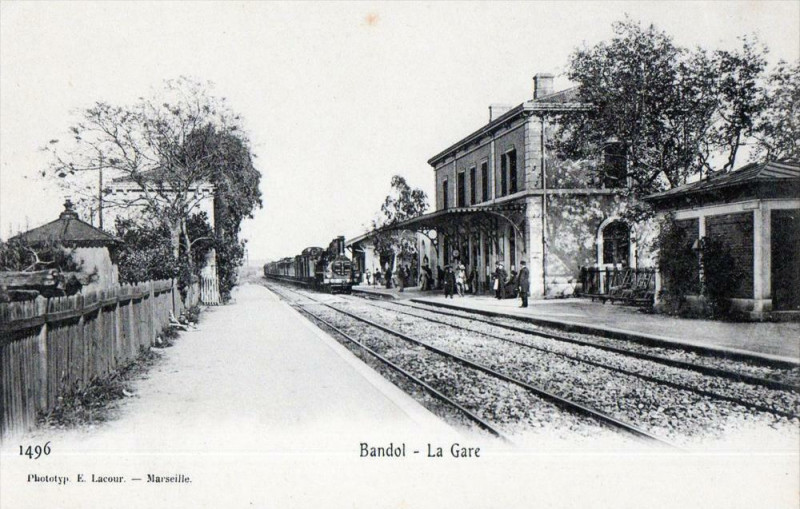 Carte postale ancienne Bandol La Gare (dos non divisé)  (Train En Gare à Bandol