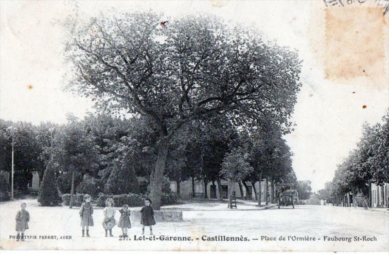 Carte postale ancienne Castillonnes Place De L'Ormiere Faubourg Saint Roch à Castillonnès