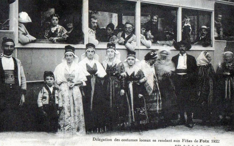 Carte postale ancienne Délégation des Costumes Locaux se rendant aux Fetes de Foix 1922 à Foix