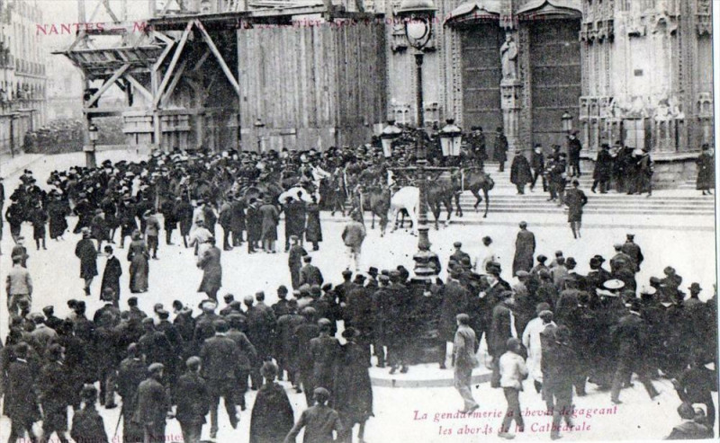 Carte postale ancienne 44 Nantes Manifestations Du 22 02 1906 La Gendarmerie A Cheval Degageant Les