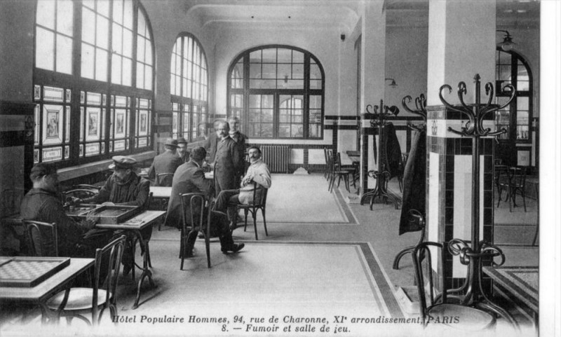 Carte postale ancienne Paris Hotel Populaire Hommes Rue Charonne Fumoir Et Salle De Jeux à Paris