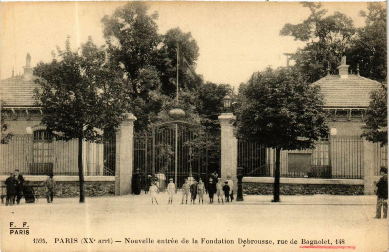 Carte postale ancienne Nouvelle Entrée de la Fondation Debrousse, Rue de Bagnolet 148 à Paris 20e