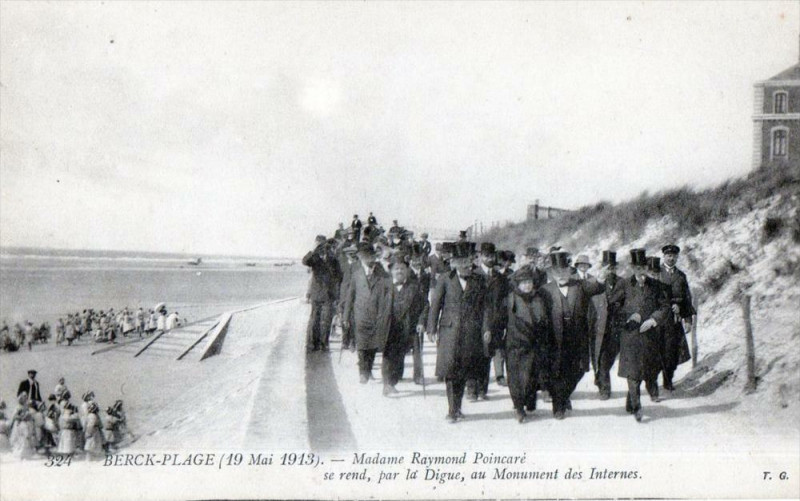 Carte postale ancienne Berck Plage 19 Mai 1913 Madame Raymond Poincare Se Rend Par La Digue Au M à Berck