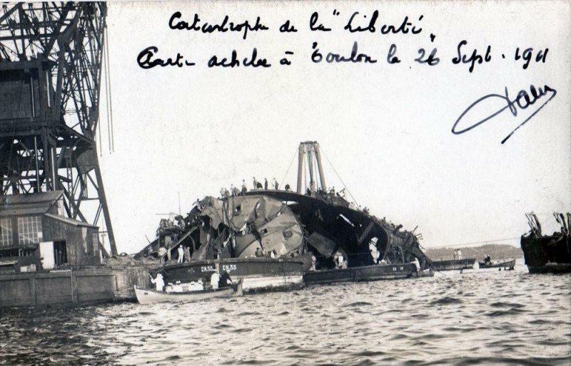 Carte postale ancienne Toulon Carte Photo De La Catastrophe Du Liberte Cliche N°1  (Belle Cpa à Toulon