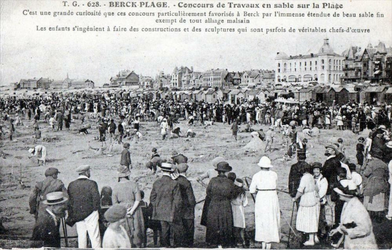 Carte postale ancienne Berck Plage Concours De Travaux En Sable Sur La Plage  (Grosse Animation à Berck