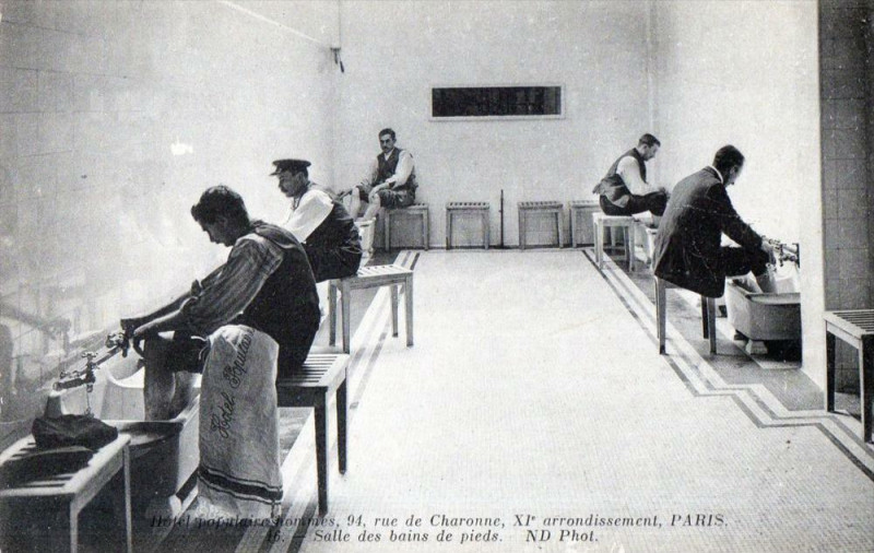Carte postale ancienne Paris Hotel Populaire Hommes Rue Charonne Salle Des Bains De Pieds à Paris
