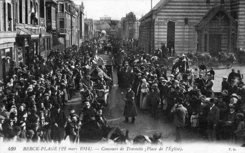 Carte postale ancienne Berck Plage 22 Mars 1914 Concours De Travestis Place De L´EGLISE à Berck