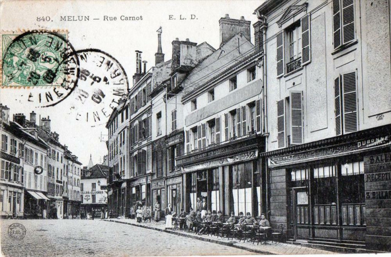 Carte postale ancienne Melun Rue Carnot  (belle animation à Melun