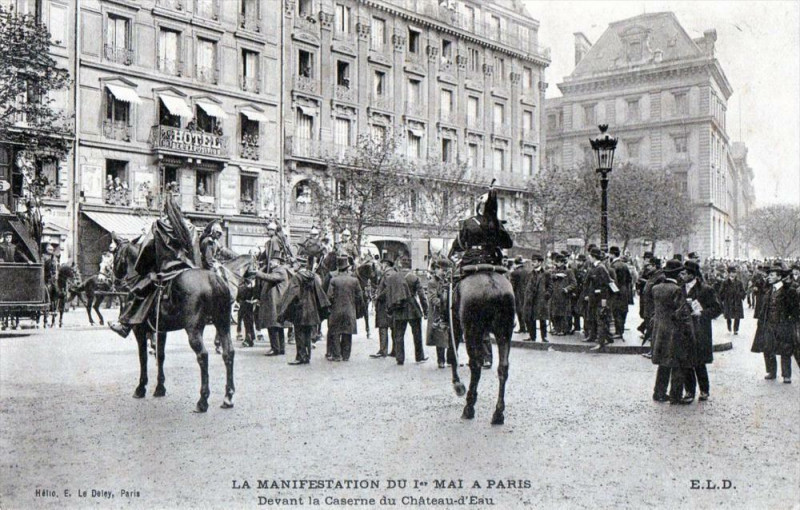 Carte postale ancienne La Manifestation du 1er Mai - Devant la Caserne du Château-d'Eau à Paris 10e