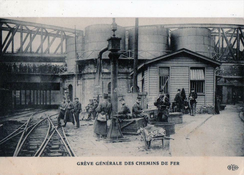 Carte postale ancienne Paris Greve Generale Des Chemins De Fer à Paris