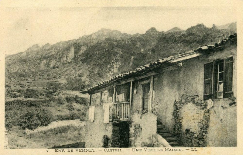 Carte postale ancienne Casteil Une Vieille Maison à Casteil