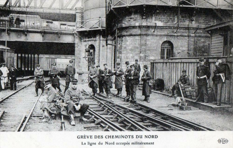 Carte postale ancienne Paris Greve Des Cheminots Du Nord Le Ligne Du Nord Occupee Militairement à Paris