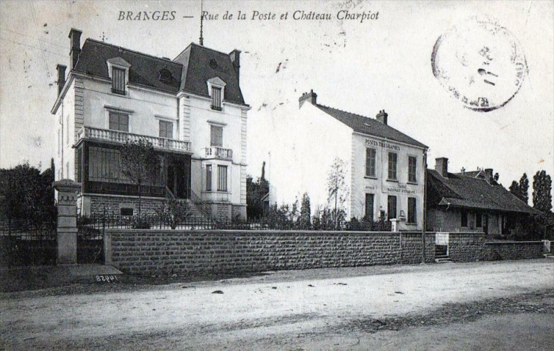 Carte postale ancienne Branges Rue De La Poste Et Chateau Charpiot à Branges