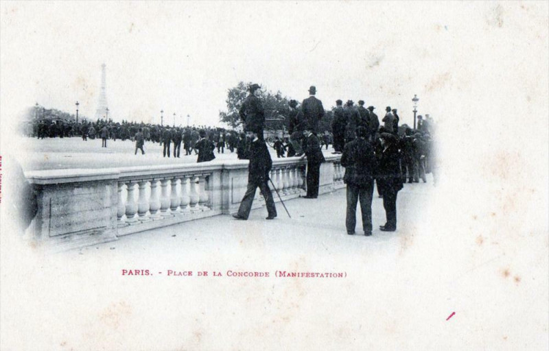 Carte postale ancienne Paris 8e Place De La Concorde Manifestation (dos non divisé) à Paris 8e