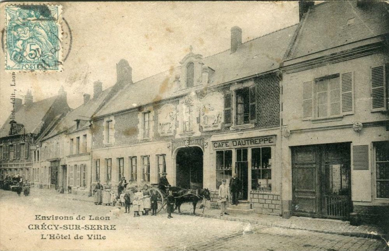 Carte postale ancienne Crecy Sur Serre L'Hotel De Ville (cpa animée)