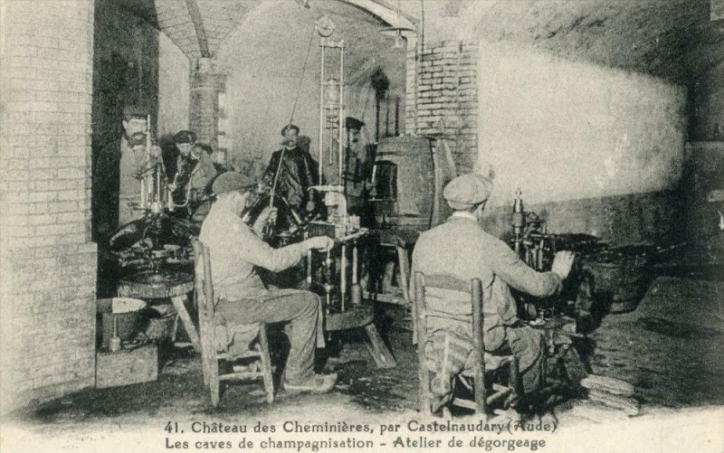 Carte postale ancienne Chateau Des Cheminieres Par Castelnaudary Les Caves De Champagnisation At à Castelnaudary