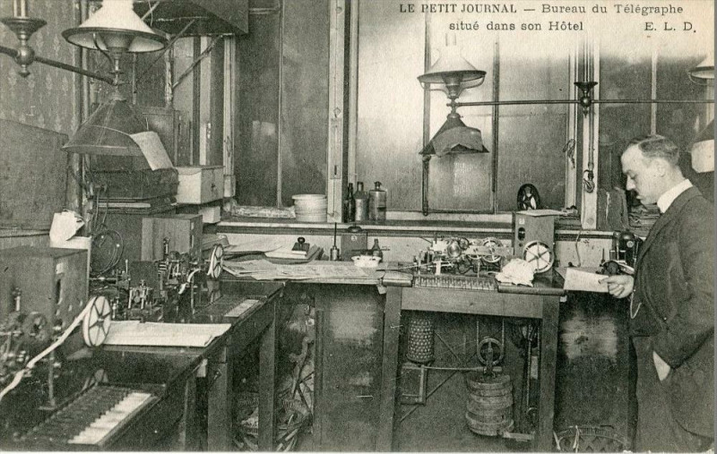 Carte postale ancienne Paris Le Petit Journal Bureau Du Telegraphe Situe Dans Son Hotel à Paris