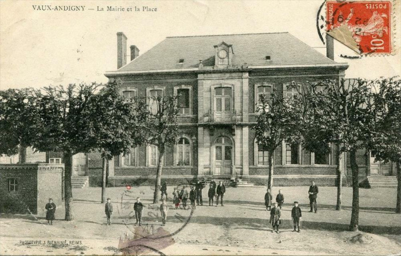 Carte postale ancienne Vaux Andigny La Mairie Et La Place (cpa animée) rare cpa à Vaux-Andigny