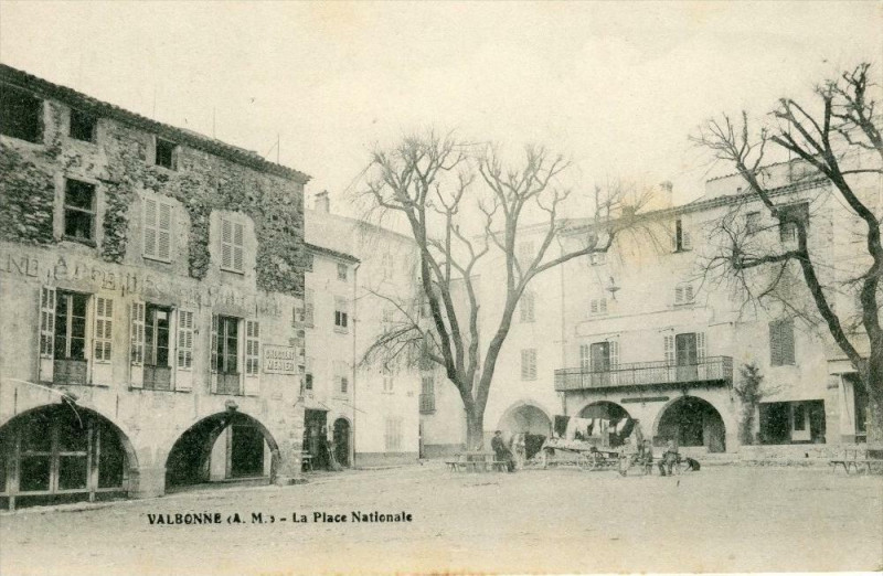 Carte postale ancienne Valbonne La Place Nationale à Valbonne