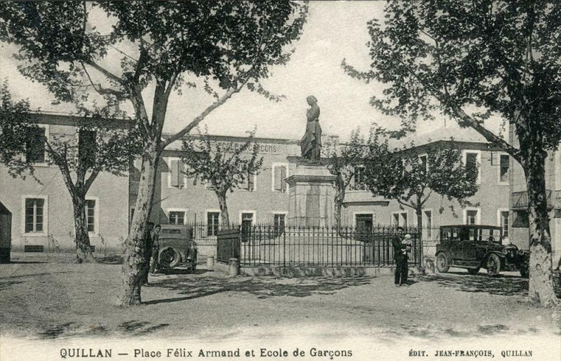 Carte postale ancienne Quillan Place Felix Armand Et Ecole De Garcons à Quillan