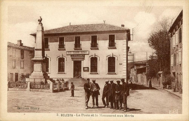 Carte postale ancienne Belesta La Poste Et Le Monument Aux Morts à Bélesta