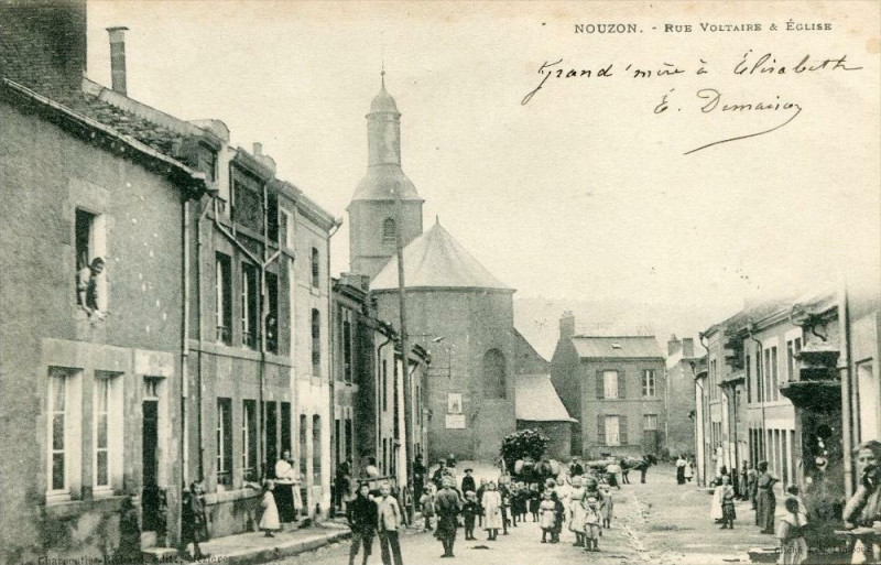 Carte postale ancienne Nouzon Rue Voltaire Et Eglise (dos non divisé) Cpa Animee à Aire