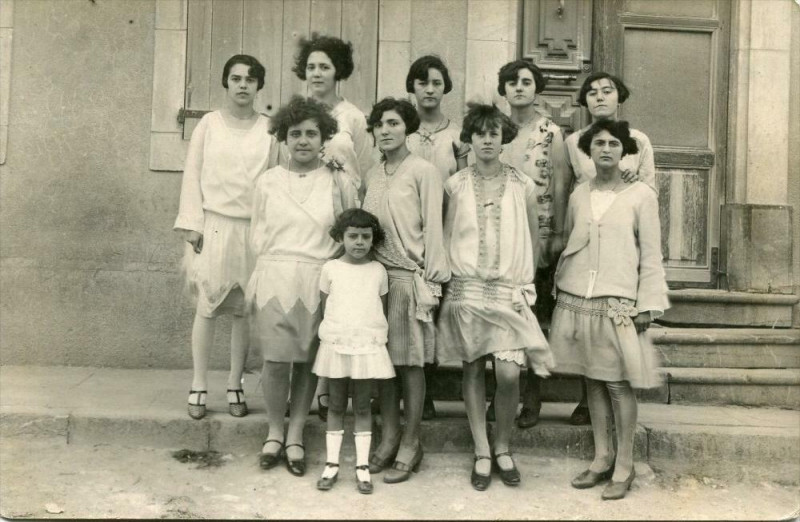 Carte postale ancienne Leucate Rare Carte Photo Avec Un Groupe De Filles Dans La Rue  (Jolie Cpa à Leucate