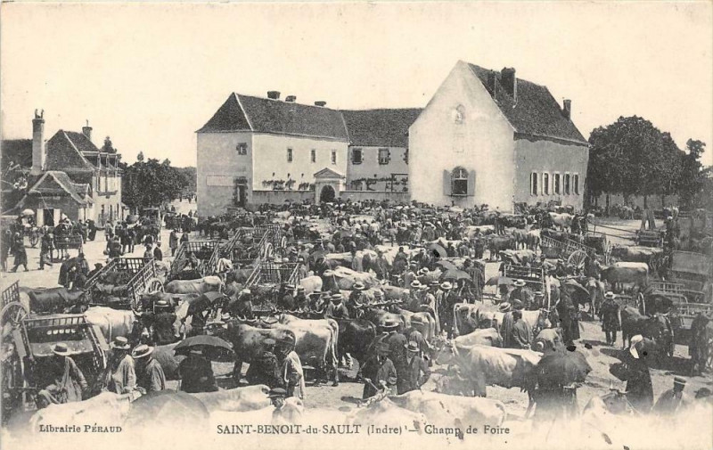 Carte postale ancienne Saint Benoit Du Sault Champ De Foire (Grosse Animation