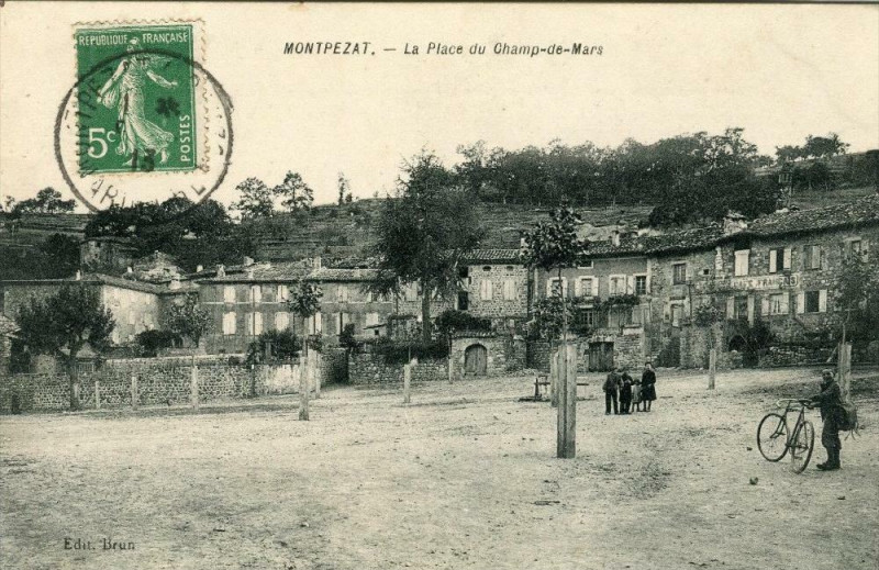 Carte postale ancienne Montpezat La Place Du Champ De Mars (cpa animée) à Mars