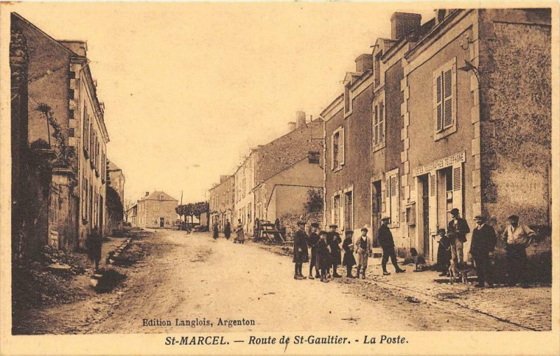 Carte postale ancienne Saint Marcel Route De Saint Gaultier La Poste à Saint-Gaultier
