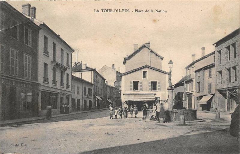 Carte postale ancienne La Tour Du Pin Place De La Nation (colorisée à La Tour-du-Pin