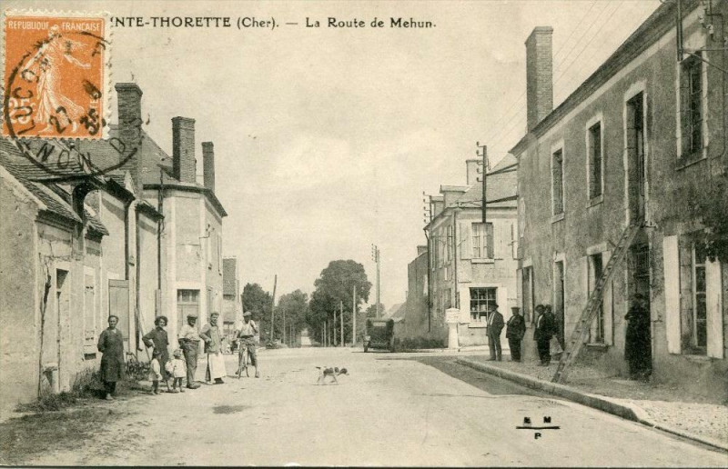 Carte postale ancienne Sainte Thorette La Route De Mehun (cpa animée) à Sainte-Thorette