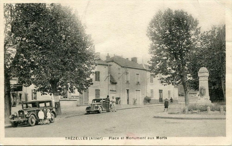 Carte postale ancienne Trezelles Place Et Monument Aux Morts (cpa animée) à Trézelles