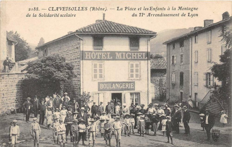 Carte postale ancienne Claveisolles La Place Et Les Enfants A La Montagne Du 11e Arrondissement à Claveisolles