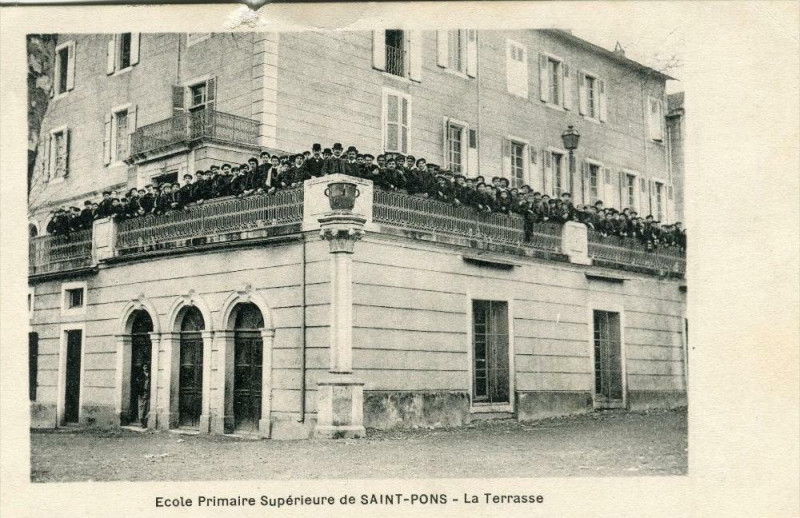 Carte postale ancienne Saint Pons Ecole Superieure De Saint-Pons La Terrasse (cpa animée)