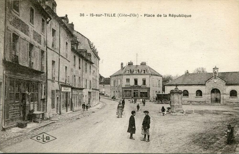 Carte postale ancienne Is Sur Tille Place De La Republique à Is-sur-Tille