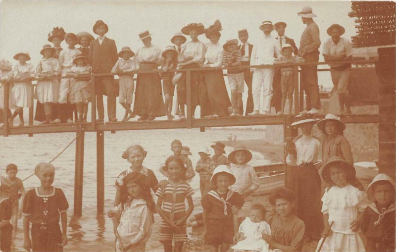 Carte postale ancienne Menton Carte Photo Situee Au Verso A La Villa Des Terrasses (Tres Animee à Menton