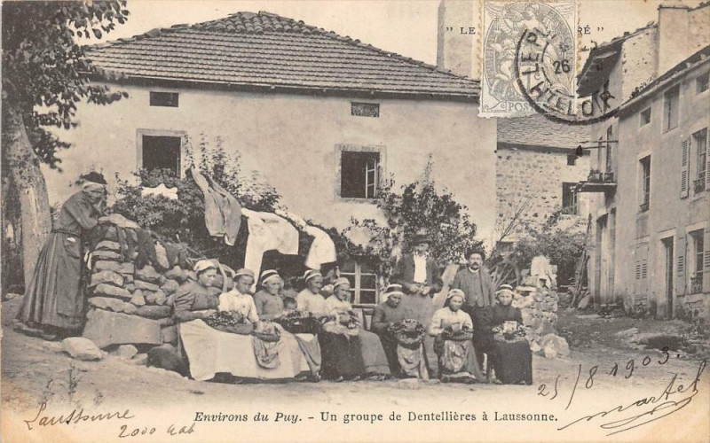 Carte postale ancienne Environs Du Puy Un Groupe De Dentellieres A Laussonne (dos non divisé) (S à Laussonne