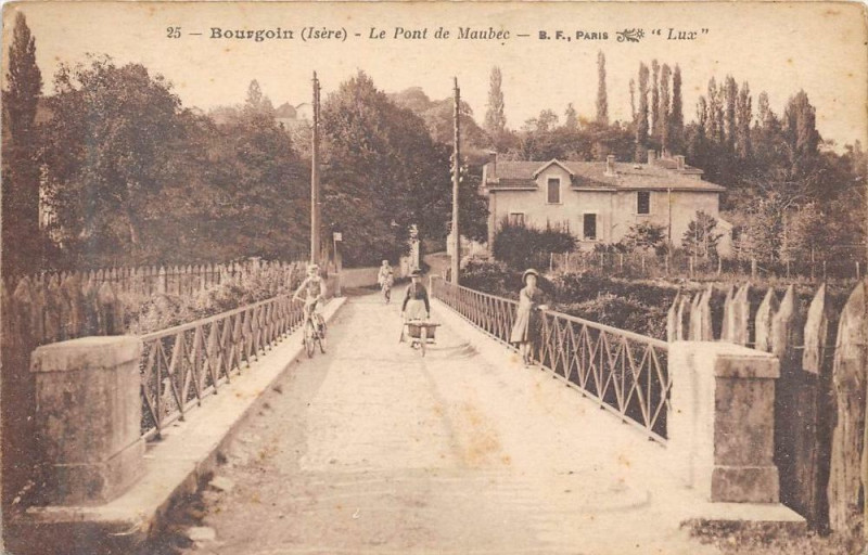 Carte postale ancienne Bourgoin Le Pont De Maubec (Animee à Maubec