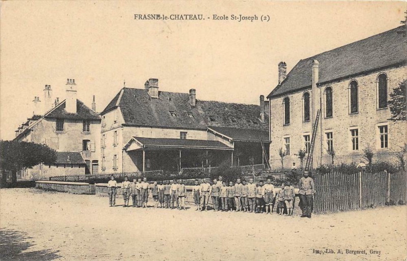 Carte postale ancienne Frasne Le Chateau Ecole Saintjoseph (Scan Recto Verso