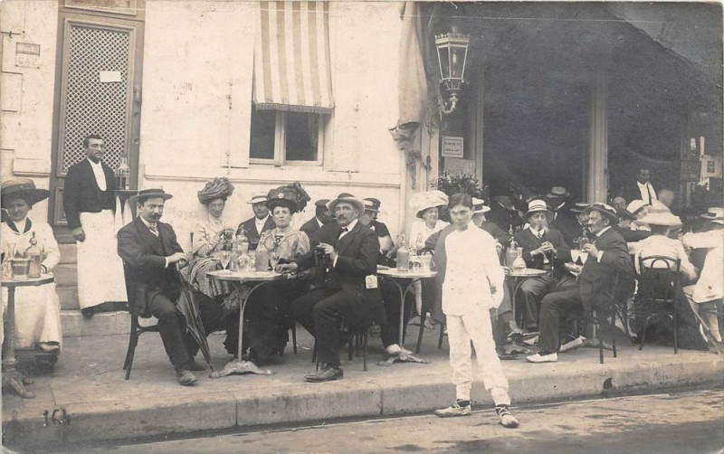 Carte postale ancienne Royan Carte Photo Devanture De Cafe Avec Belle Animation (photographe de à Royan