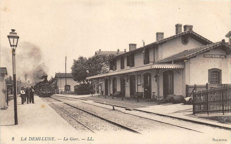 Carte postale ancienne La Demi Lune La Gare (Train En Gare