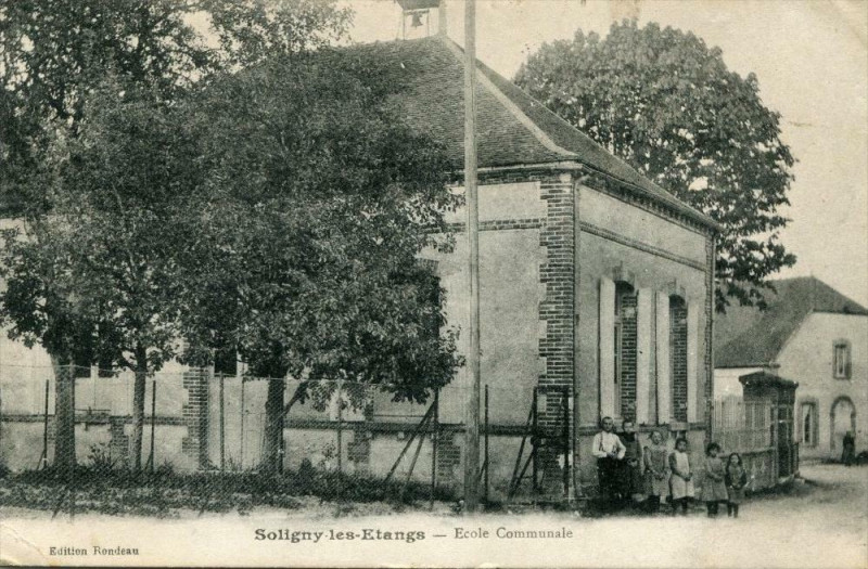 Carte postale ancienne Soligny Les Etangs Ecole Communale (cpa animée)  pas courante