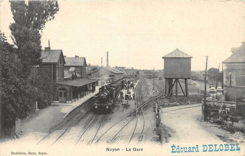 Carte postale ancienne Noyon La Gare (Train En Gare à Noyon