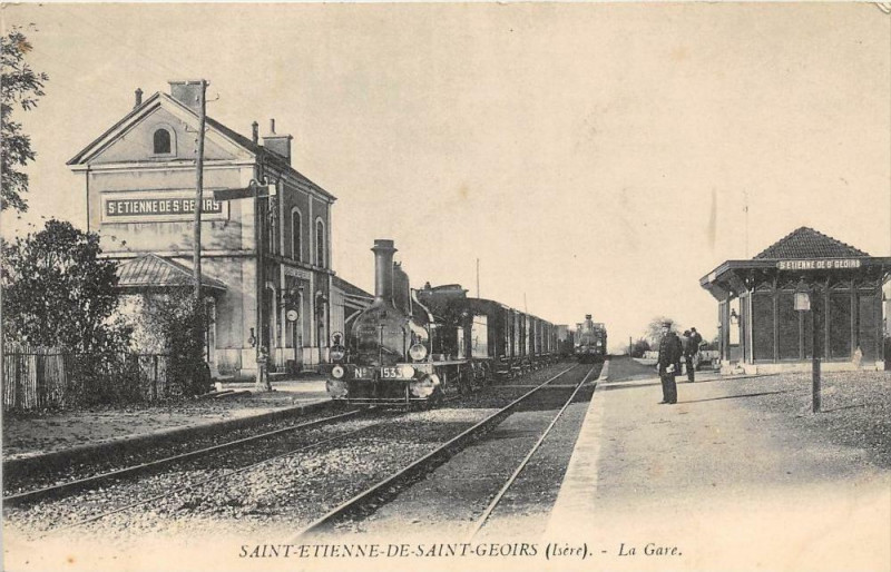 Carte postale ancienne Saint Etienne De Saint Geoirs La Gare (cliché pas courant Train à Saint-Geoirs